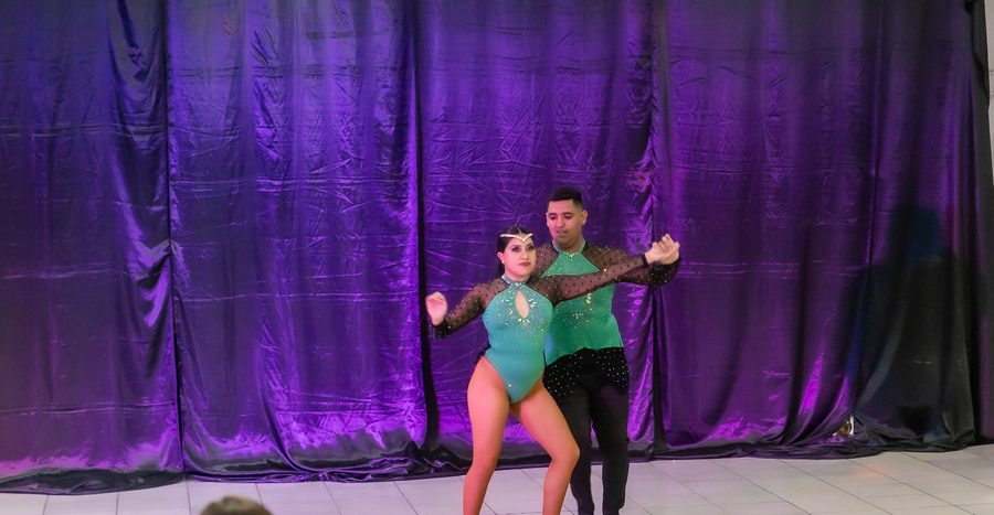 Pareja de salsa en competencia